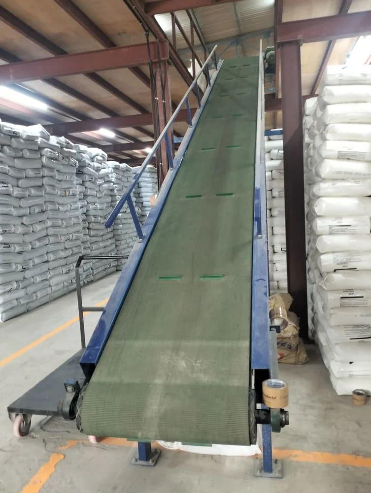 Inclined Cleated Portable Belt Conveyor for Industrial Material Handling